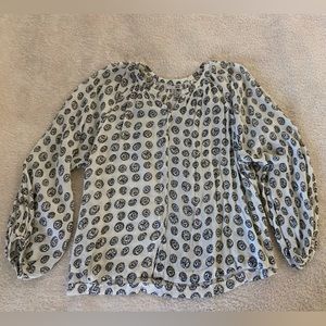 Loose fit crop blouse.